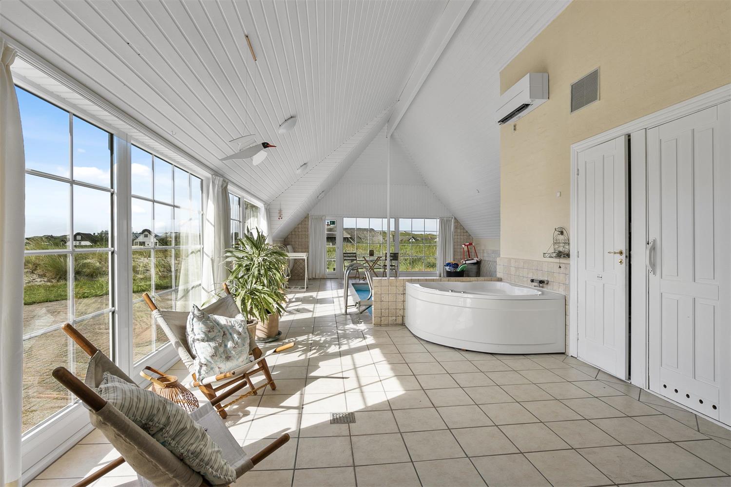 ferienhaus innen mit whirlpool und pool (1)
